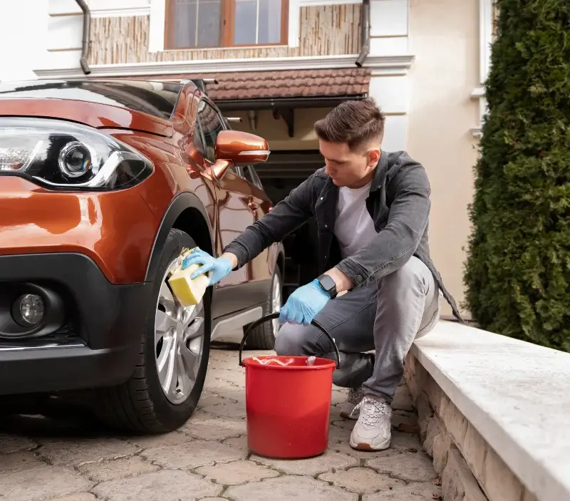 Lavage auto à domicile Saints-en-Puisaye : professionnel intervenant sur un véhicule